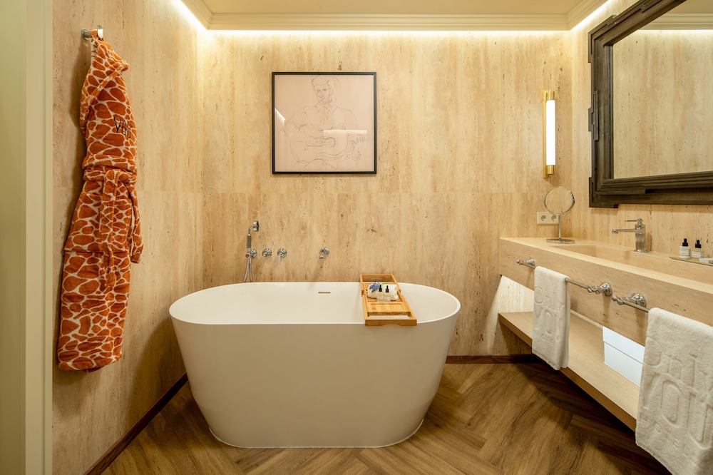 Junior Double Room thumbnail 5
