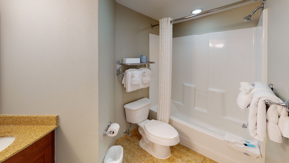 Deluxe Room, 2 Bedrooms, Oceanfront (Angle) - Photo 11