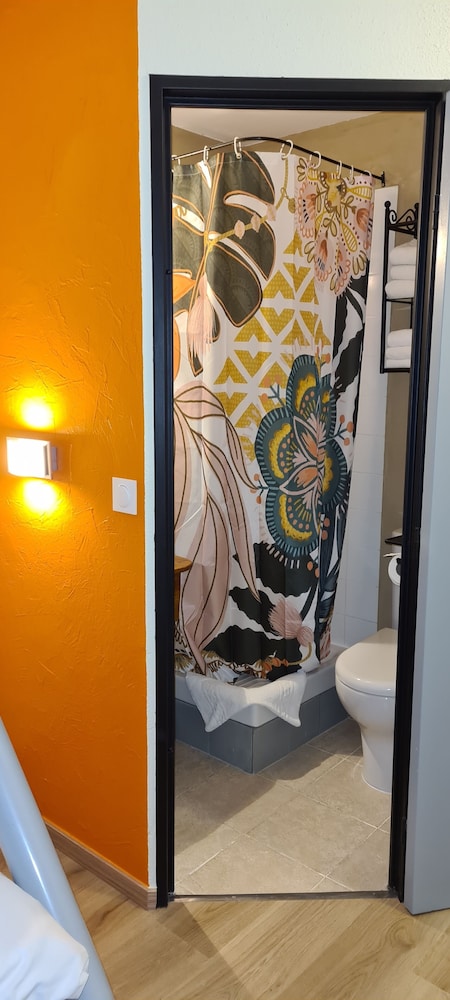 Classic Twin Room - Photo 3