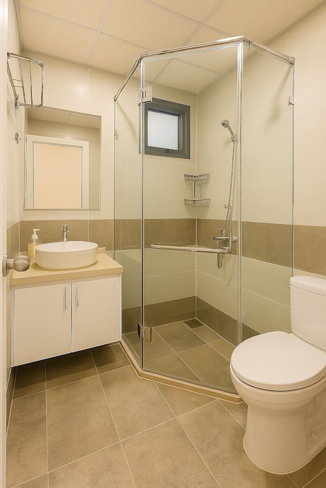 City Apartment, 2 Bedrooms, Pool Access, River View photo 3