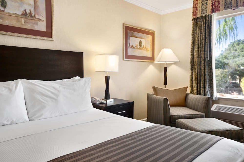 Standard Room, 1 King Bed photo 2