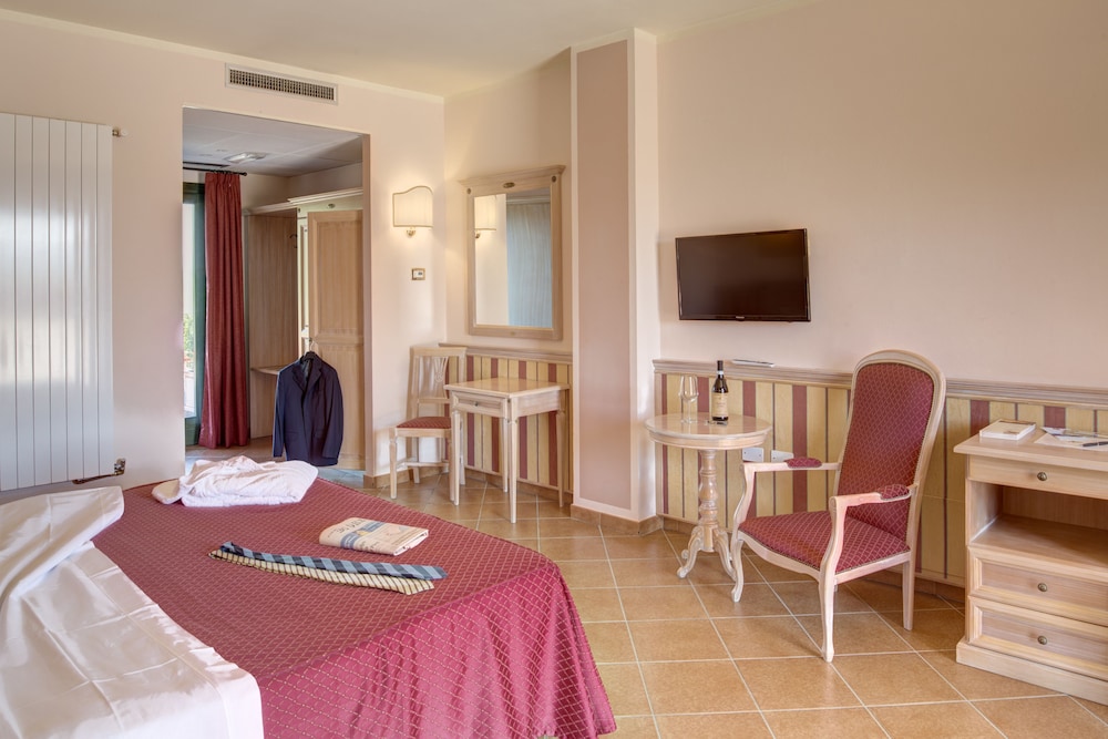 Superior Double or Twin Room, Ensuite, Hill View photo 2