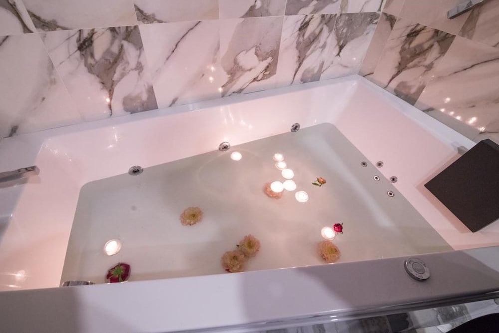 Deluxe Suite, Bathtub - Photo 4