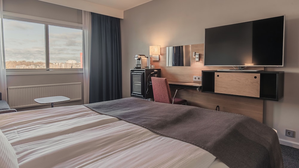 Superior Room, 1 King Bed with Sofa bed, Non Smoking (Bridge View) photo 3
