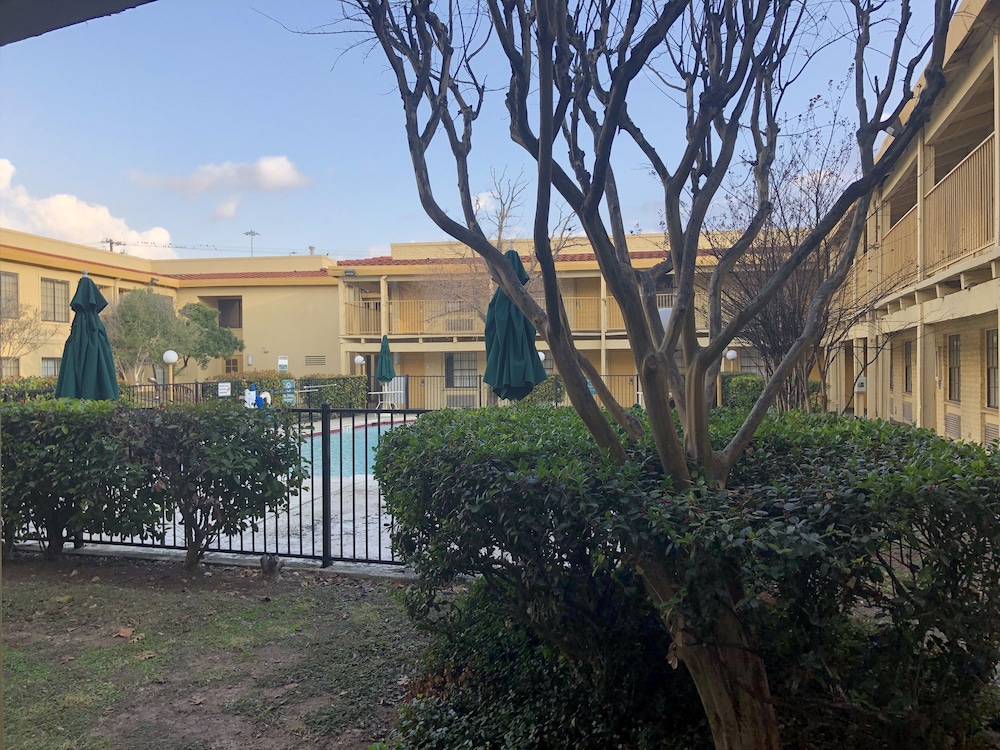 Executive Room, 2 Queen Beds, Non Smoking, Pool View - Photo 9