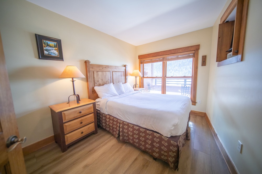 Premium Condo, 1 Bedroom, Balcony, Mountain View (Springs 8902)