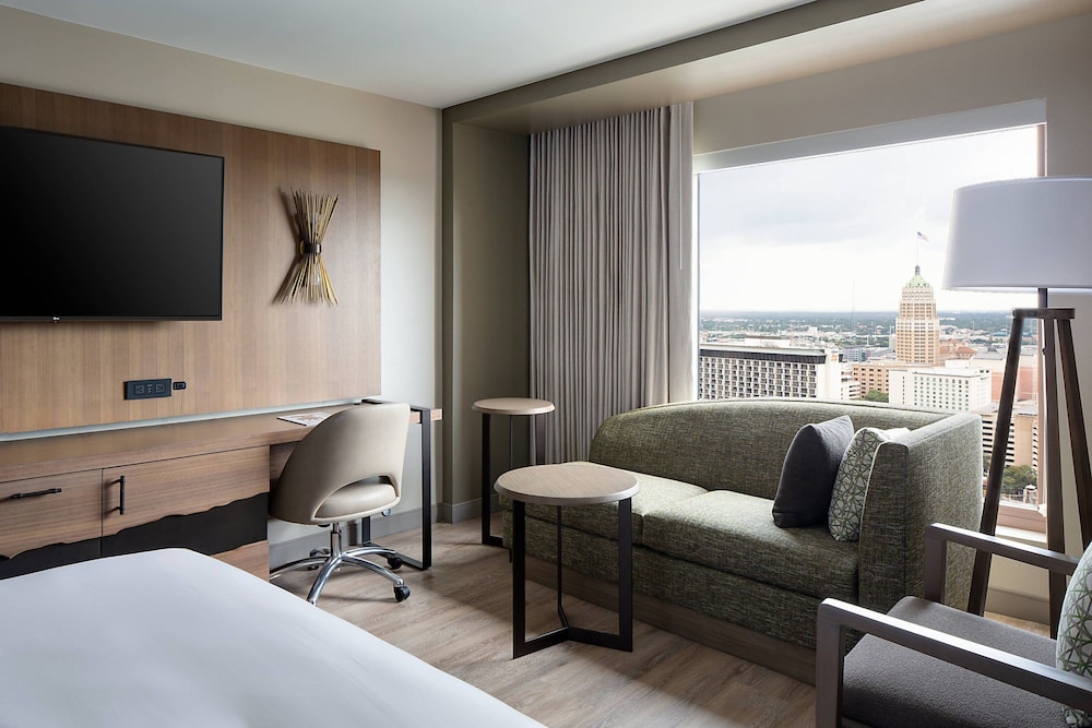 Club Room, 1 King Bed (Mobility Accessible, Tub) - Photo 2
