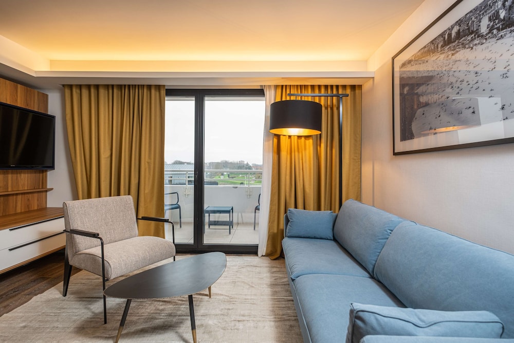 Suite, Balcony, City View - Photo 3