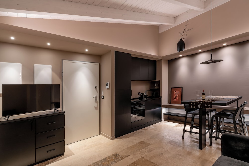 Luxury Apartment, Courtyard View