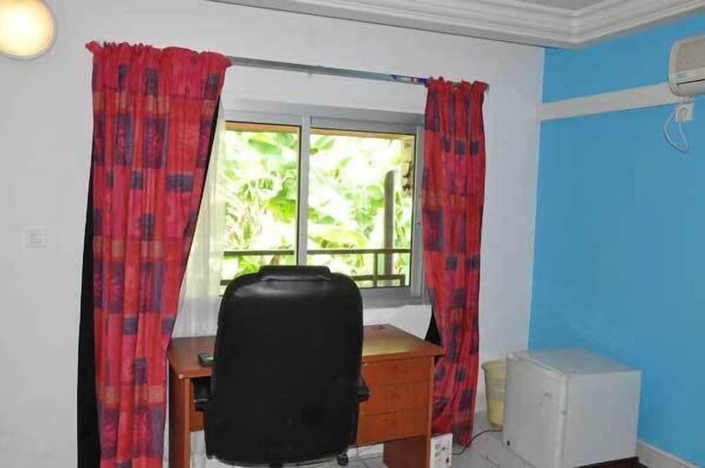 Junior Suite, 1 King Bed, Non Smoking, Courtyard View photo 1