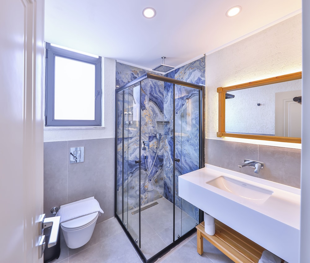 Comfort Room, 3 Twin Beds, City View - Photo 2