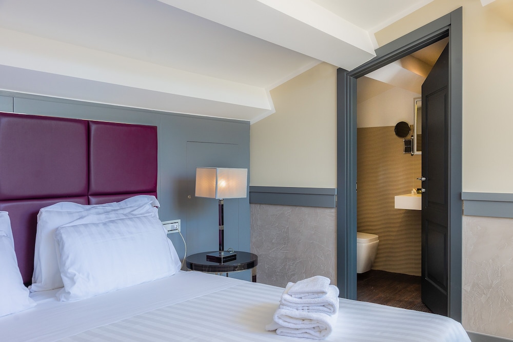 Luxury Room, Hot Tub, City View - Photo 7