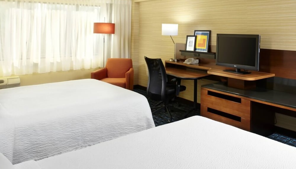 Room, 1 King Bed (Mobility/Hearing Access, Roll-in Shwr) photo 2
