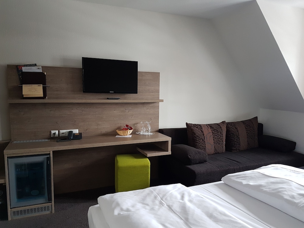 Comfort Triple Room, 1 King Bed with Sofa bed, Non Smoking photo 2