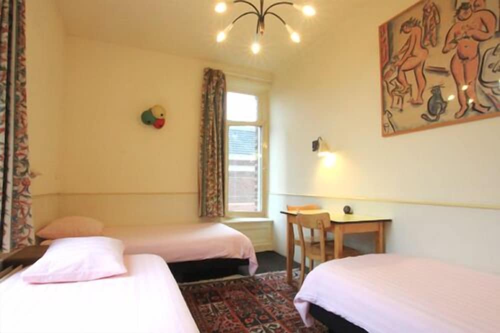 Basic Triple Room, 3 Twin Beds, Shared Bathroom photo 1