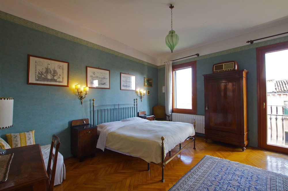 Panoramic Double Room, 1 King Bed, Shared Bathroom (Genitori) photo 1