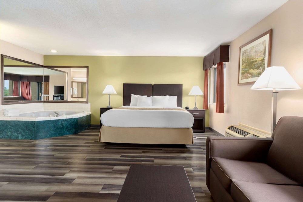 Suite, 1 King Bed - Photo 3