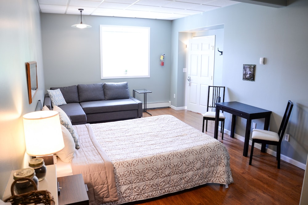Family Room, 1 Queen Bed with Sofa bed photo 2
