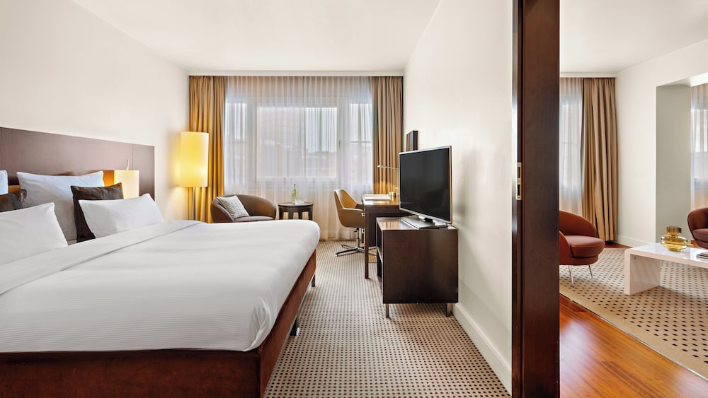 Grand Suite, 1 King Bed (Quiet High Floor) thumbnail 5