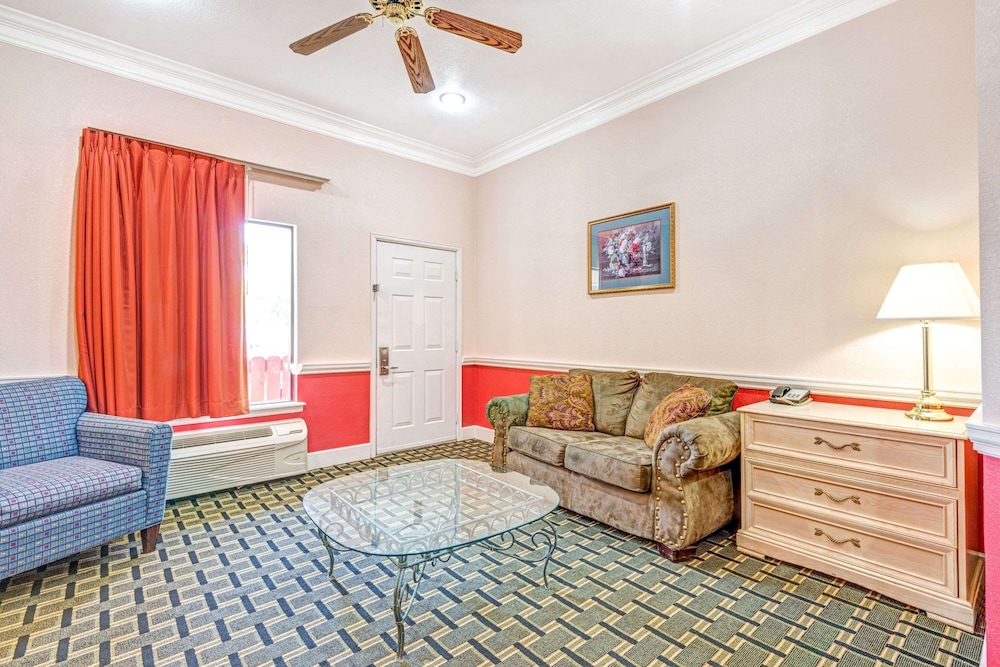 Deluxe Studio Suite, 1 King Bed, Non Smoking - Photo 2