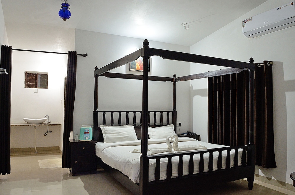 Deluxe Double Room, 1 King Bed, Pool View