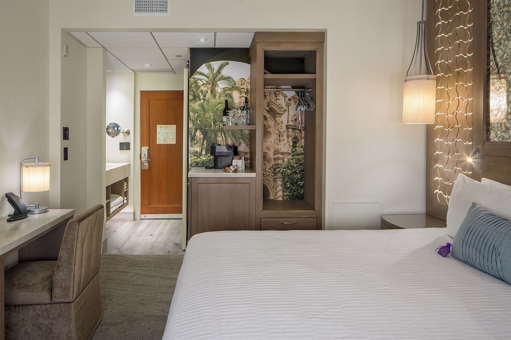 Premier King Bed - Photo 5