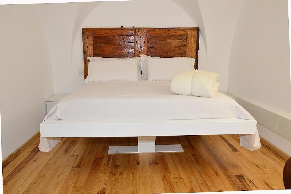 Superior Suite, Non Smoking, Courtyard View