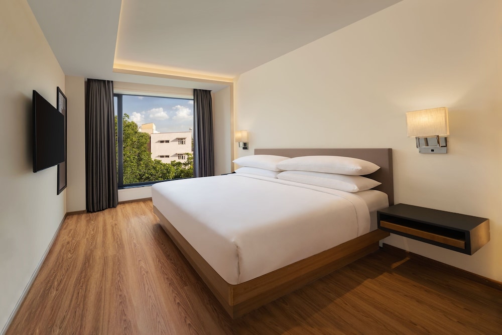 Room, 1 King Bed, City View - Photo 6
