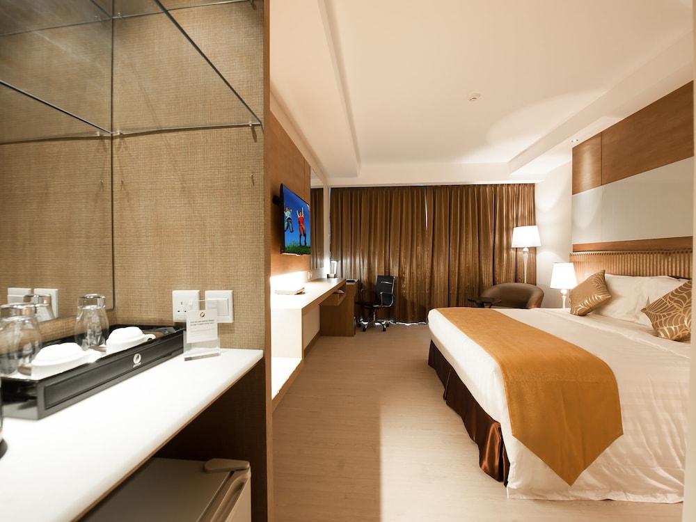 Premium Room, 1 King Bed, Pool View, Poolside photo 2