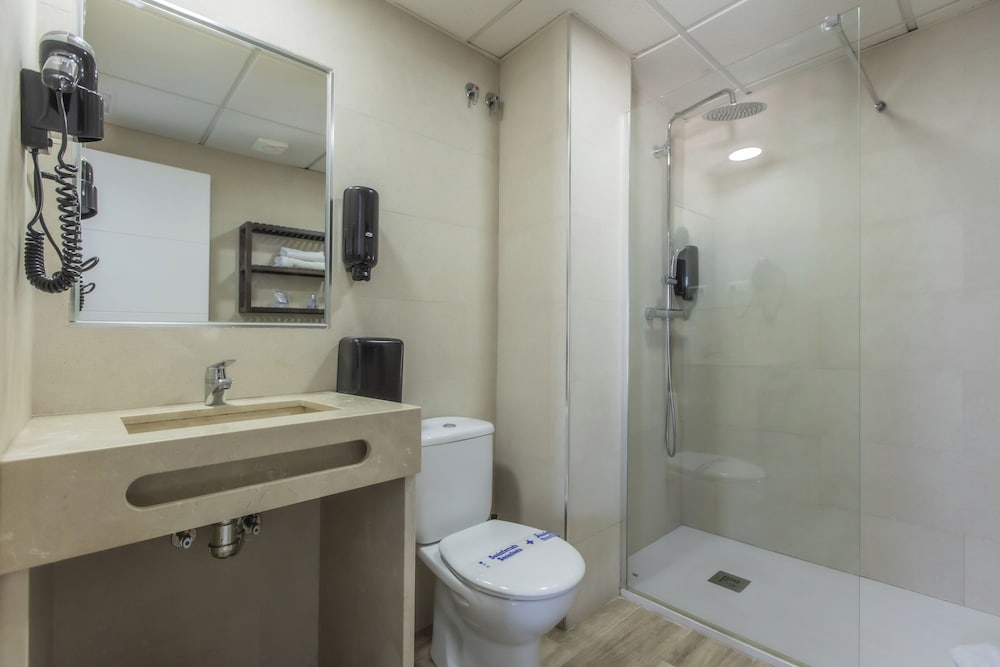Standard Double Room with Free Airport Shuttle - Photo 21