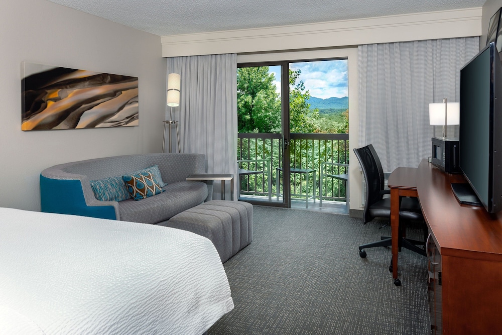 Room, 1 King Bed with Sofa bed (Balcony) - Photo 7