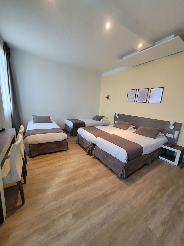 Standard Room, 3 Twin Beds - Photo 17