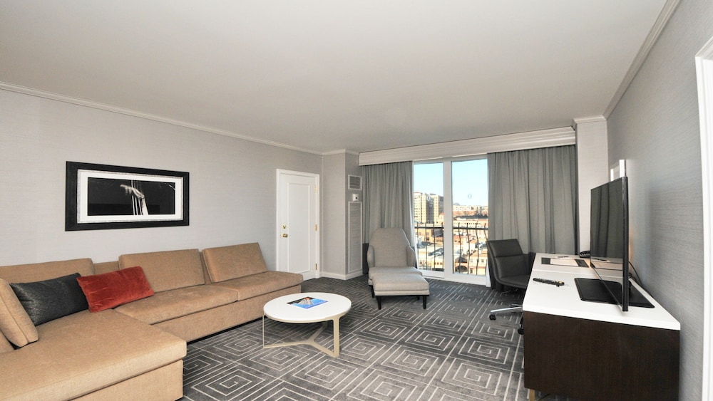 Suite, 1 Bedroom, Balcony (Plaza View) - Photo 7