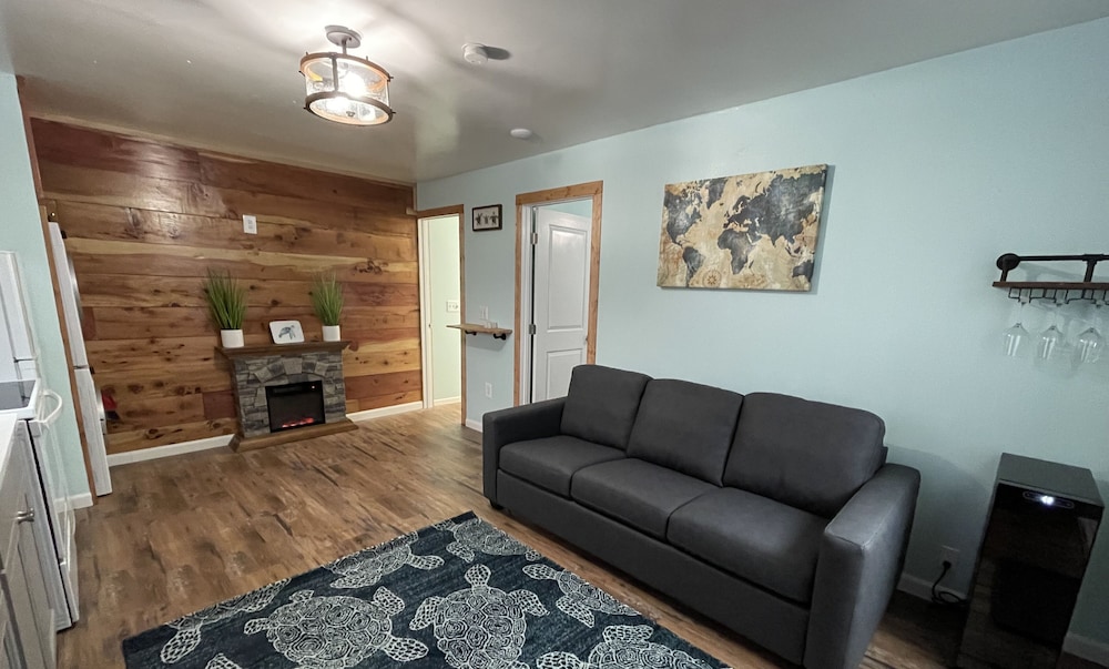 Deluxe Duplex, 1 Bedroom, Kitchen, Pet Friendly, Fees Apply