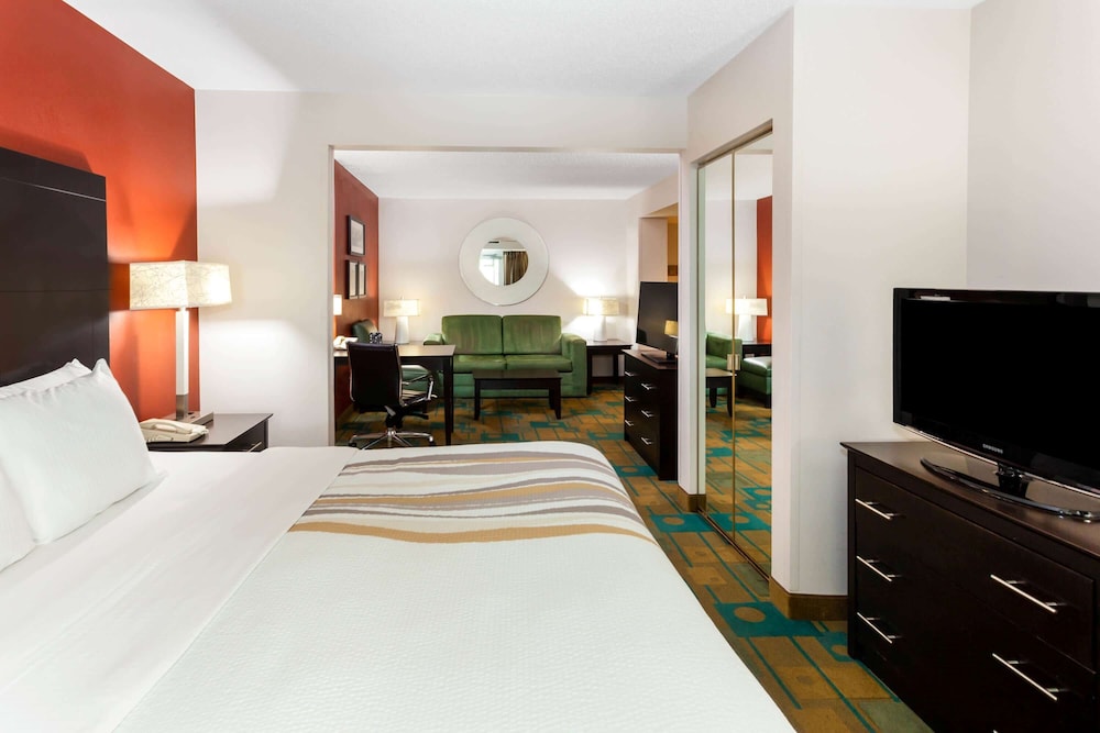 Poolside Suite, 1 King Sized Bed, Sofa Sleeper, MW/RF