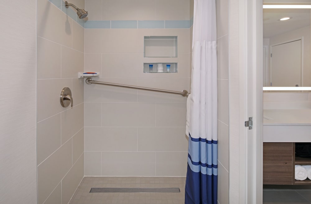 Standard Room, 2 Queen Beds - Photo 9