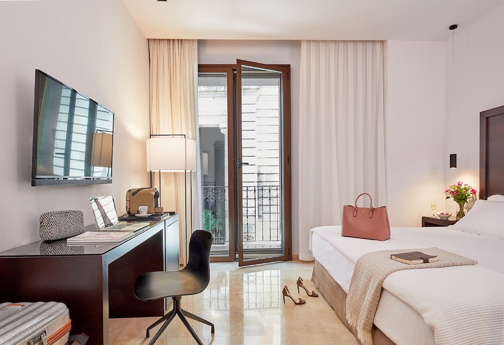 Standard Double Room - Photo 11