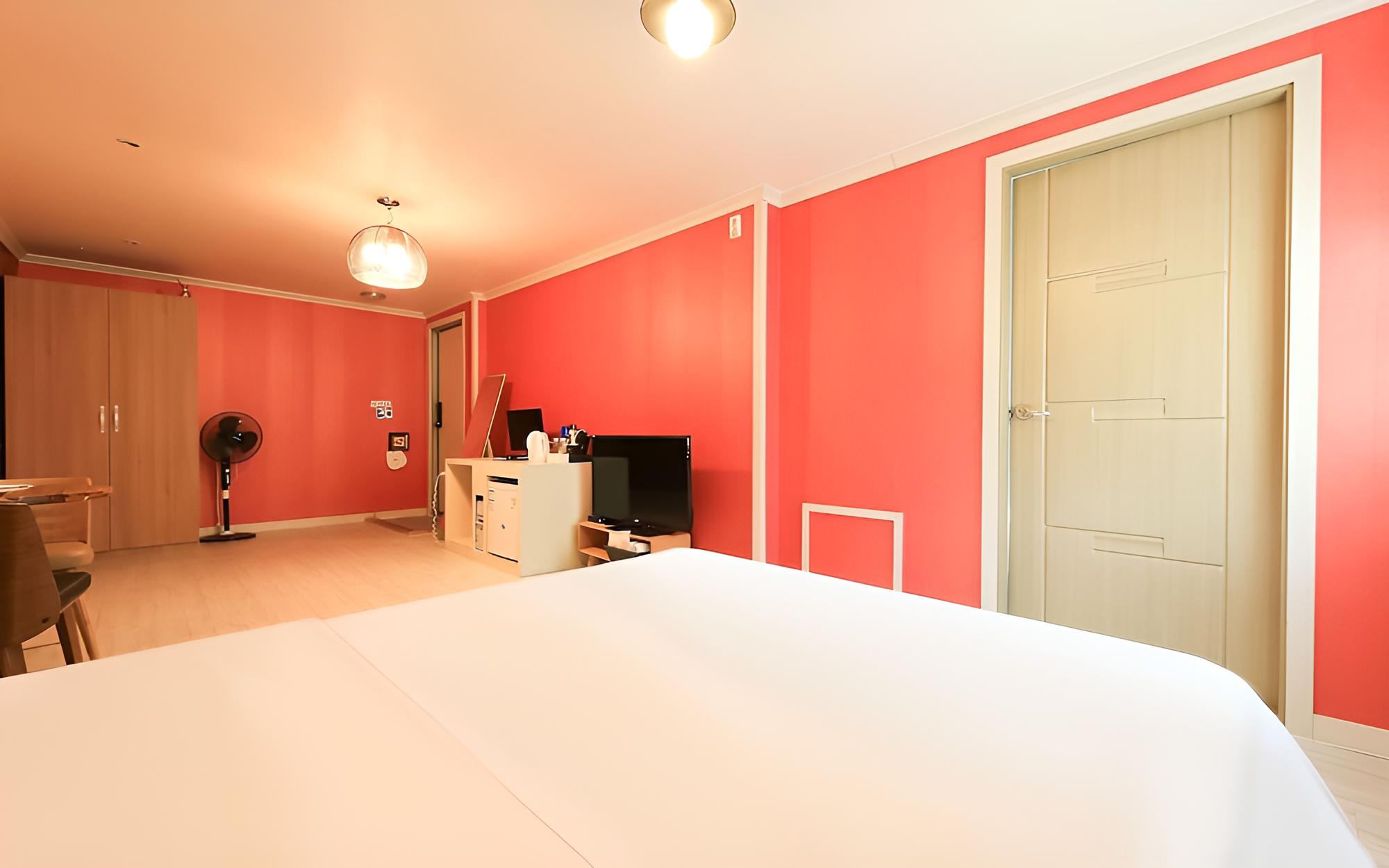 Room (Oversize) photo 2