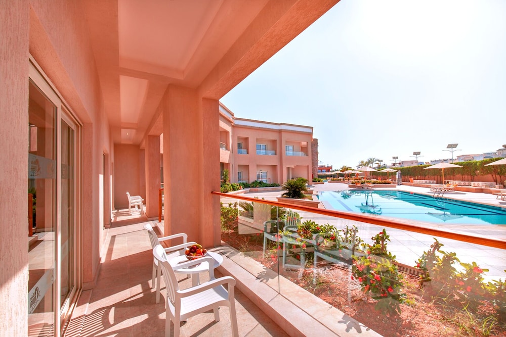 King Suite with Pool View thumbnail 5