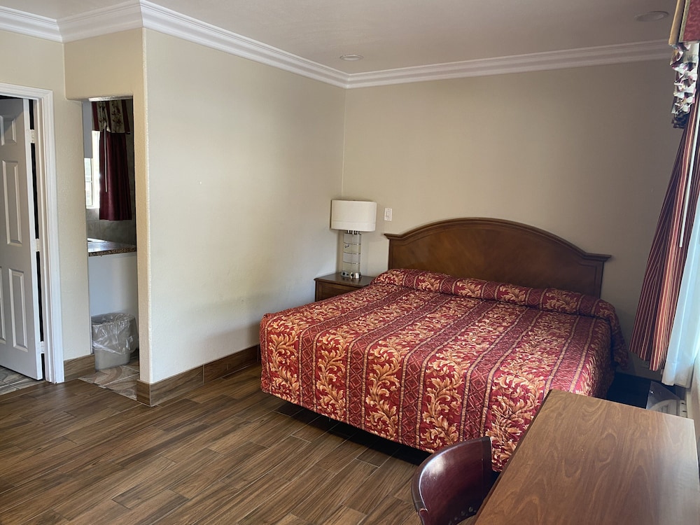 Room, 1 King Bed, Kitchen photo 1
