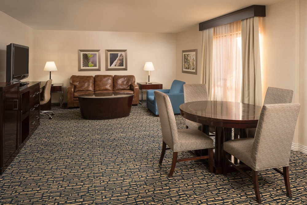 Deluxe Room, 1 King Bed with Sofa bed (Mobility/Hearing Access, Roll-in Shwr)