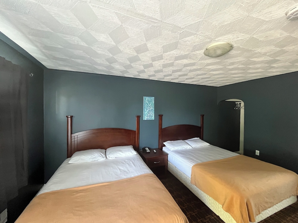Room, 2 Queen Beds, Non Smoking photo 1