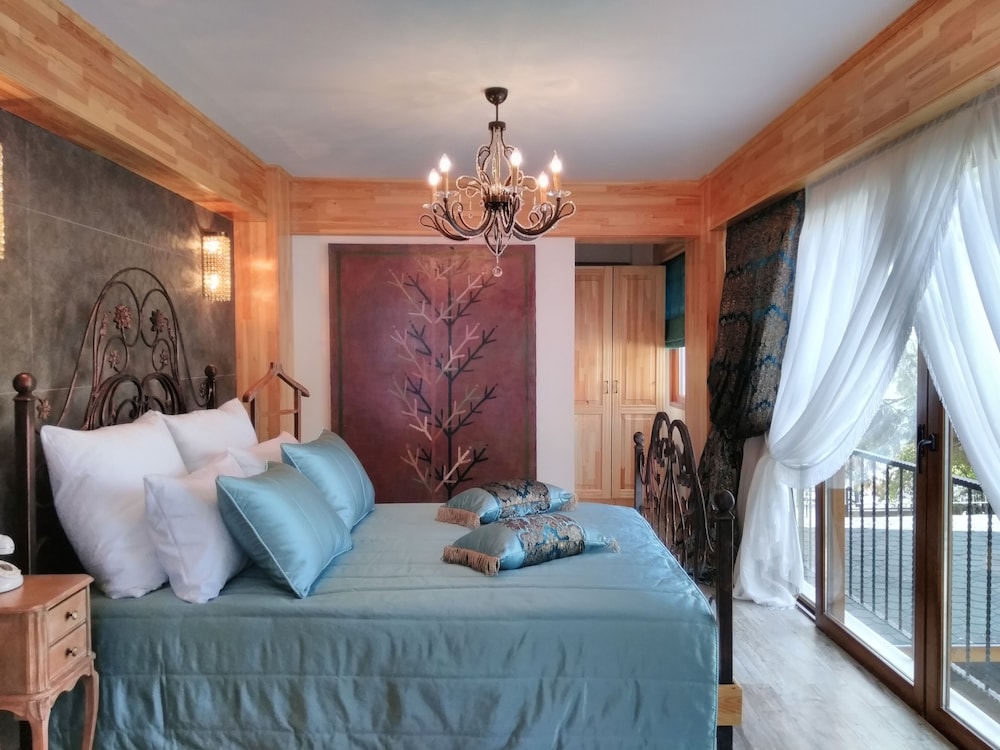 Deluxe Room, Fireplace photo 3