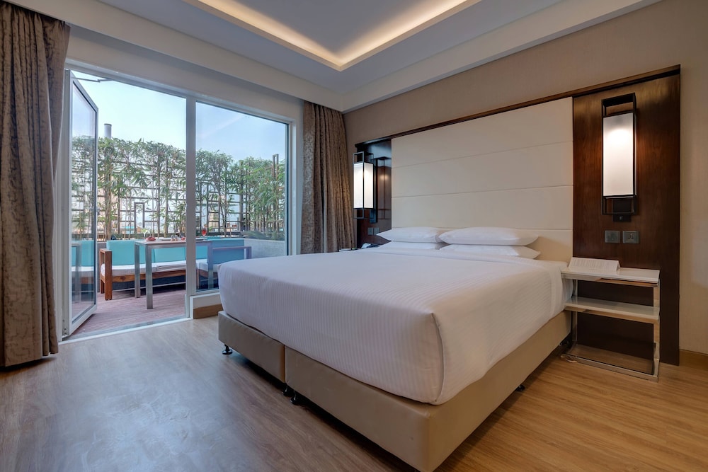 Premier Room, 1 King Bed, Poolside photo 3