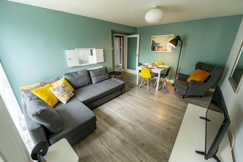 Brighton City Apartment *Parking Available* photo 1