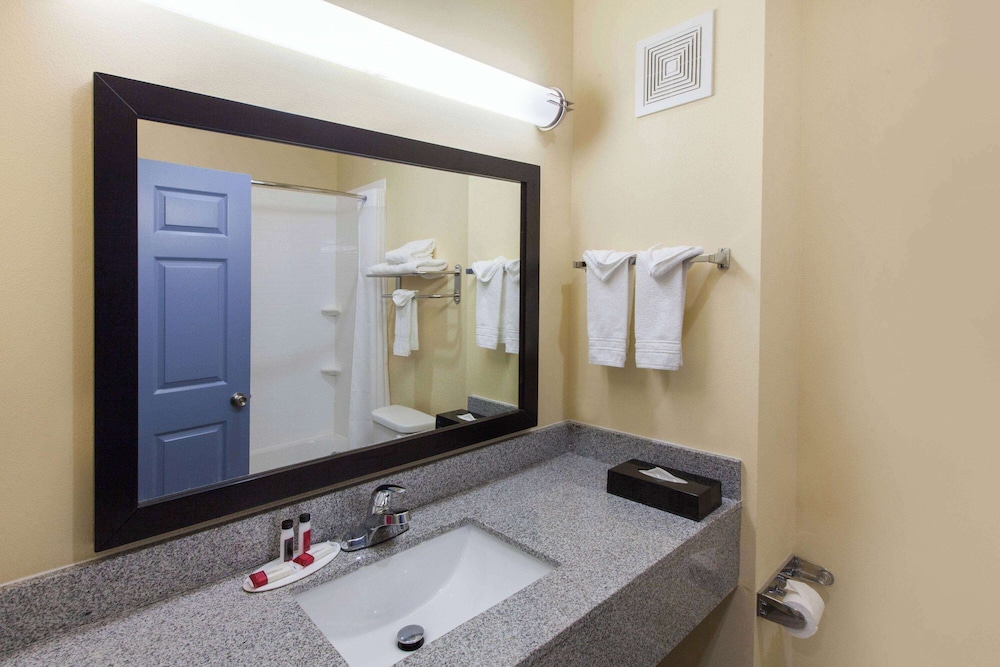 Deluxe Room, 1 King Bed, Non Smoking - Photo 6