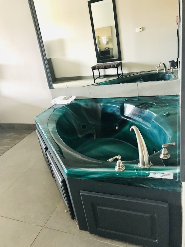 Suite, 1 King Bed, Non Smoking, Jetted Tub - Photo 11