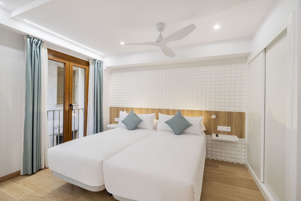 Superior Triple Room, 3 Twin Beds, Pool Access photo 3