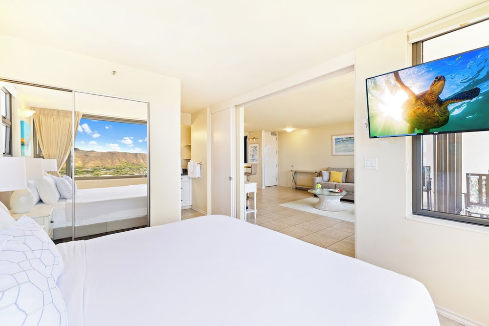 Diamond Head and Ocean views with King Bed and Parking: Suite, 1 Bedroom, Balcony, Ocean View (0071) photo