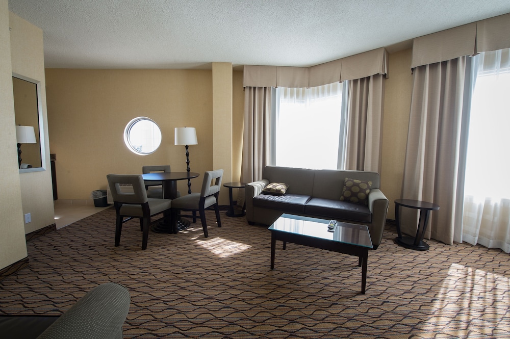 Suite, 1 King Bed with Sofa bed photo 3
